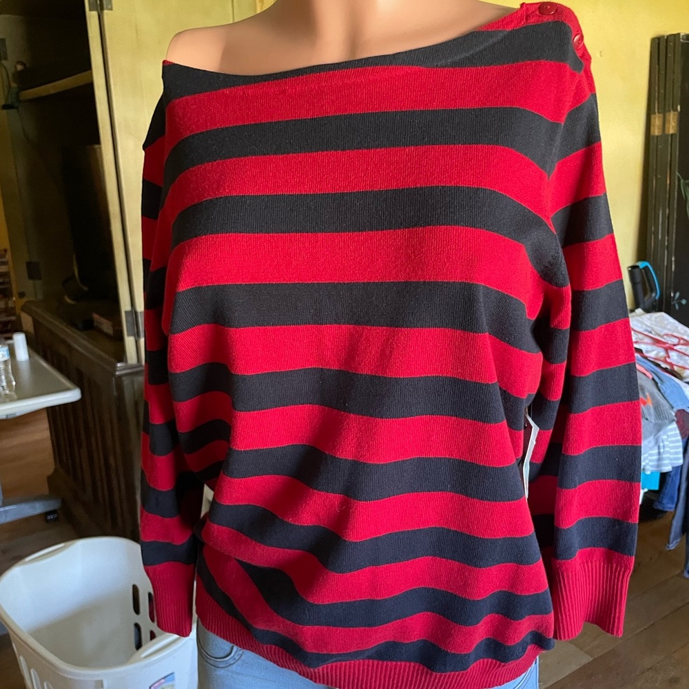 a M, red and black
